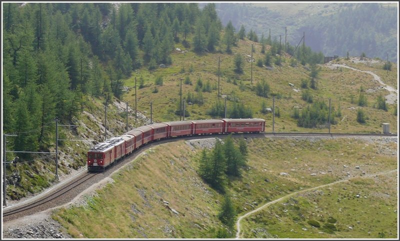 ABe 4/4 II 48 und 45 kmpfen sich mit R1650 von Alp Grm Richtung Passhhe hinauf. (10.09.2008)