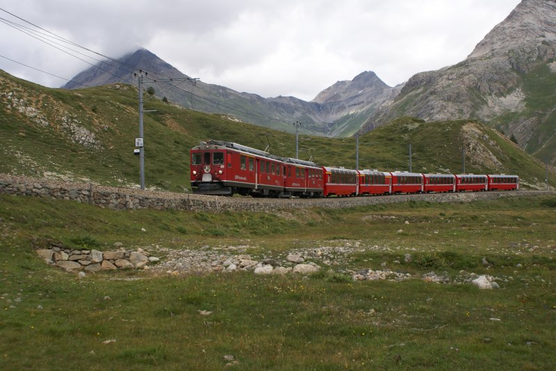 ABe 4/4 II 49 und ABe 4/4 II 44 ziehen am 11.8.09 den Bernina Express 961 von Bernina Lagalb Richtung Ospizio Bernina.