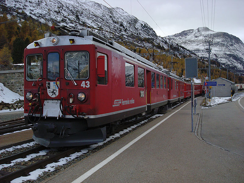 ABe 4/4 II Nr. 43 und 49 mit Zug in Richtung Berninapass und Tirano hlt in Bernina-Suot, 16. Okt. 2009, 15:18