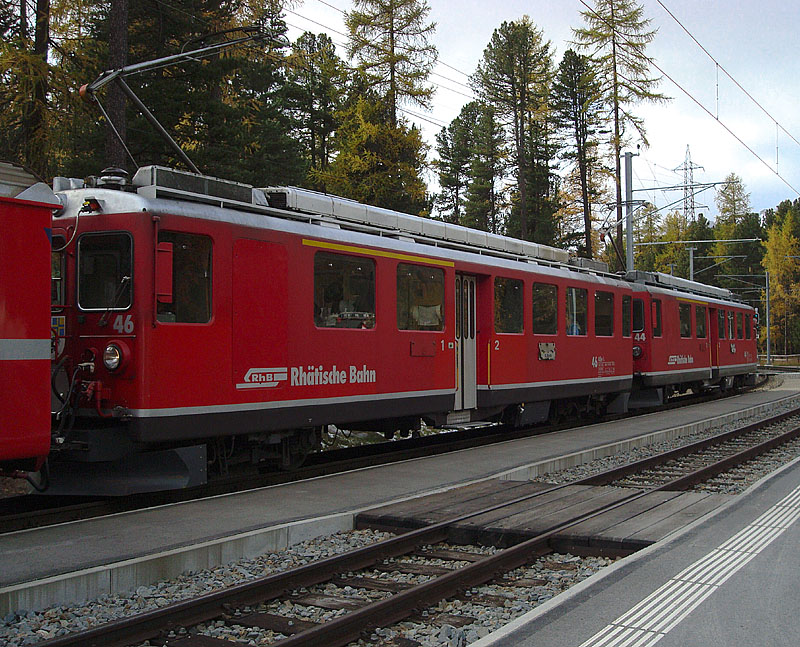 ABe 4/4 II Nr. 44 und 46 mit Zug liessen uns in Surova aussteigen und fahren gleich weiter in Richtung Pontresina. Surova, 16. Okt. 2009, 15:46 

