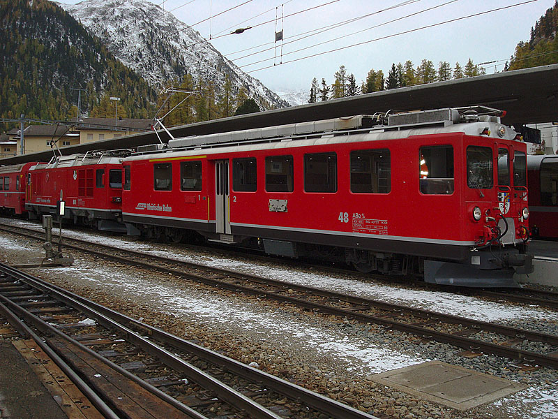 ABe 4/4 II Nr. 48 und Gem 4/4 Nr. 801 werden mit ihrem Zug gleich in Richtung St. Moritz weiterfahren. Bahnhof Pontresina, 17. Okt. 2009, 11:56