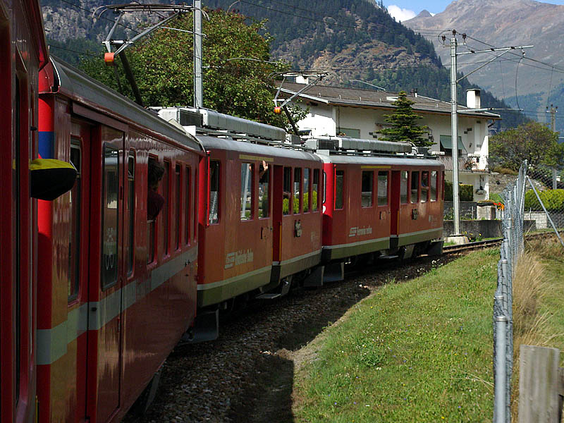 ABe 4/4 II Nr. 49 + 46 ziehen unseren Zug eine weitere Rampe hoch: kurz nach Poschiavo, 11. Sept. 2009, 14:25 
