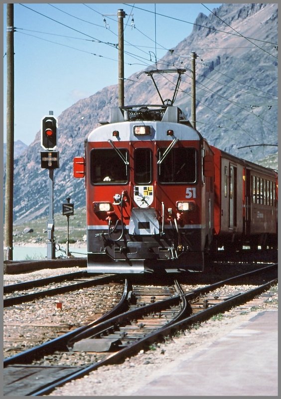 ABe 4/4 III 51  Poschiavo , eines der modernsten RhB Fahrzeuge, fhrt in Ospizio Bernina ein. (Archiv 05/89)