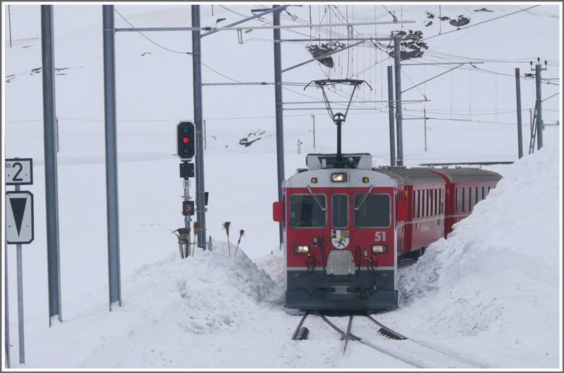 ABe 4/4 III 51  Poschiavo  fhrt in Ospizio Bernina ein. (10.03.2009)