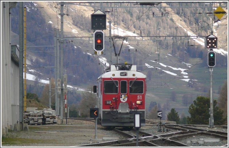 ABe 4/4 III 51  Poschiavo  verlsst Pontresina in Alleinfahrt Richtung St.Moritz. (06.05.2009)