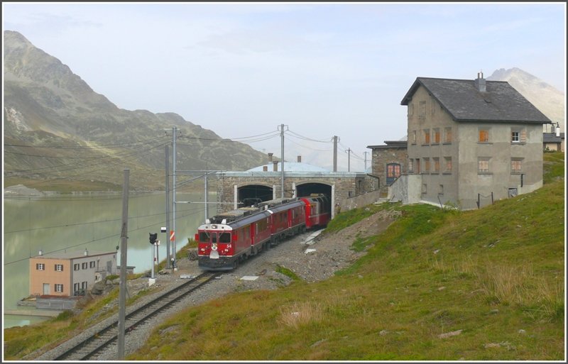 ABe 4/4 III 54  Hakone  und 52  Brusio  ziehen den Bernina Express 961 aus Davos Platz aus dem Bahnhof Ospizio Bernina. (10.09.2008)