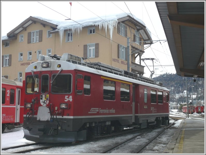 ABe 4/4 III 54  Hakone  umfhrt ihren Zug in St.Moritz. (02.03.2009)