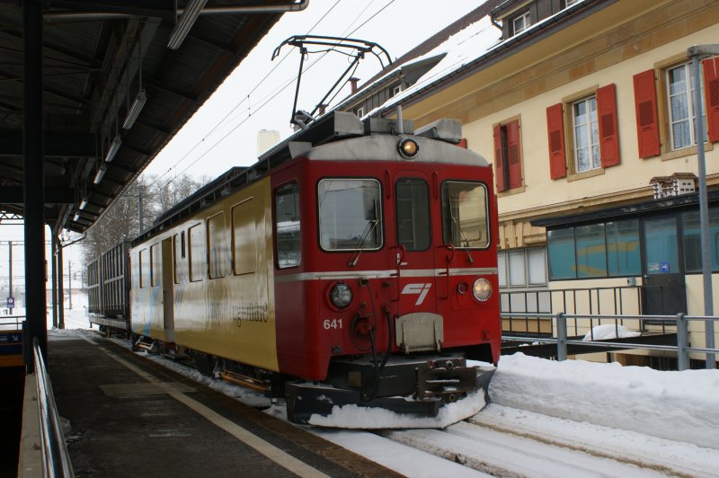 ABef 4/4 641 im Bahnhof La Chaux de Fonds, mit Gterzug wartet am 16.02.2009 auf die Abfahrtsfreigabe. Inbetriebsetzung 1973, 1500V DC, 1000 mm 720 kW, 45.0t 65 km/h, Erbauer: SWS/BBC/SAAS/CJ