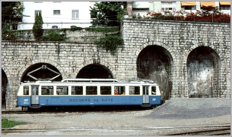 ABeh 2/4 207 der MTGN Rochers-de-Naye in Montreux. (Archiv 05/77)
