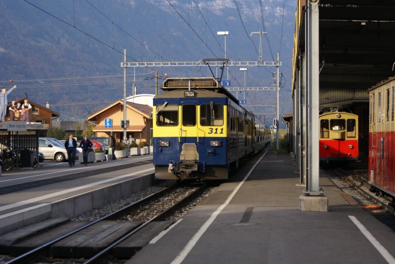 ABeh 4/4 II 311 schiebt am 18.10.08 den Regio 162/262 aus dem Bahnhof Wilderswil.