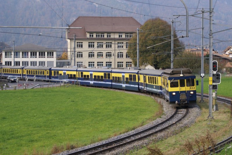 ABeh 4/4 II 311 verlsst am 18.10.8 mit dem Regio 179/279 Wilderswil.