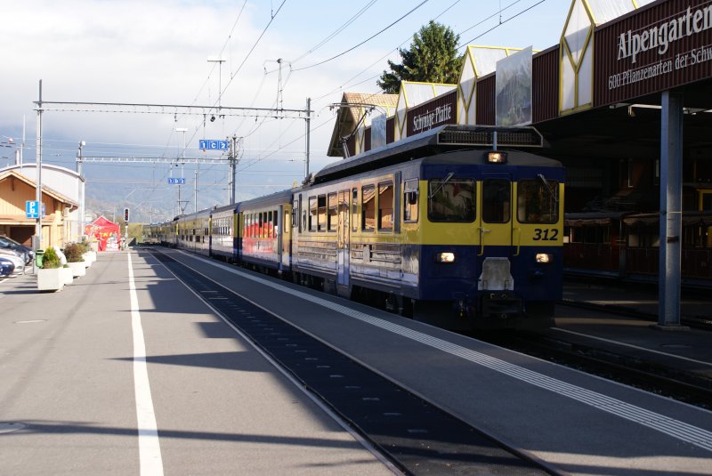 ABeh 4/4 II 312 fhrt am 18.10.08 mit dem Regio 157 und dem Regio 257 in Wilderswil ein.