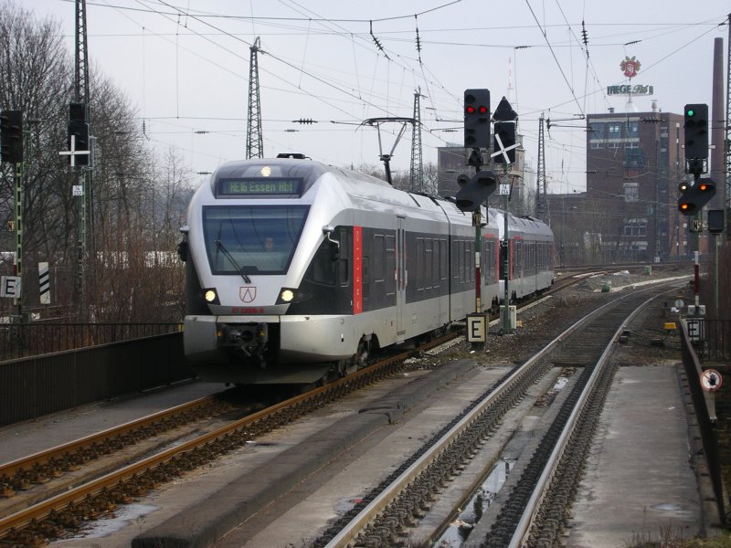 ABELLIO Flirt (ABR 99637/99607) als RE 16 von Iserlohn/Siegen nach Essen Hbf.,heute auerplan Einfahrt auf Gleis 4 im Bochumer Hbf.(23.02.2008) 