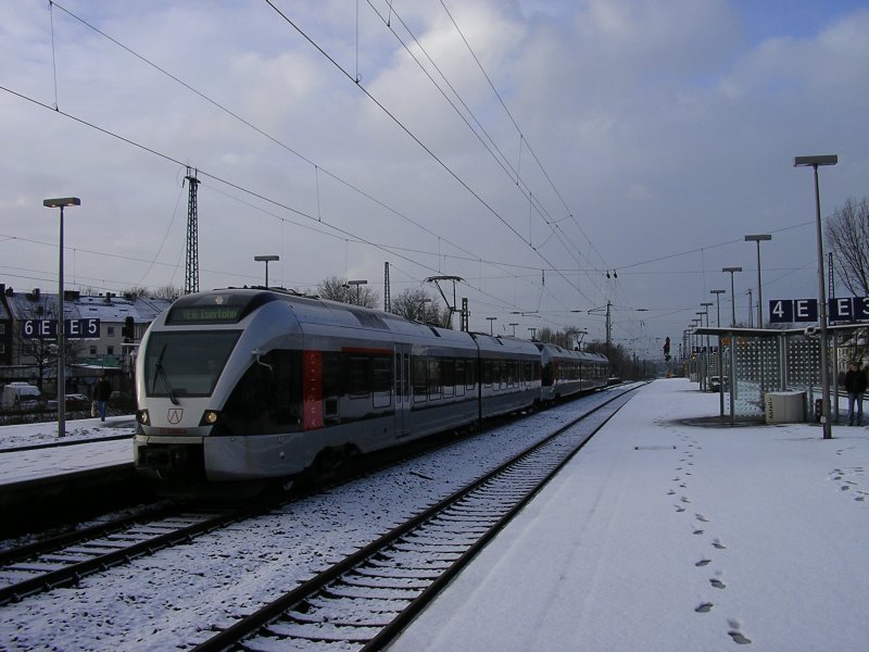 ABELLIO Flirt als RE 16 Doppeltraktion von Essen Hbf. nach Iserlohn / Siegen bei der Einfahrt im Bochumer Hbf.,dieser Zug wird in Lethmate geteilt.(02.02.2008)