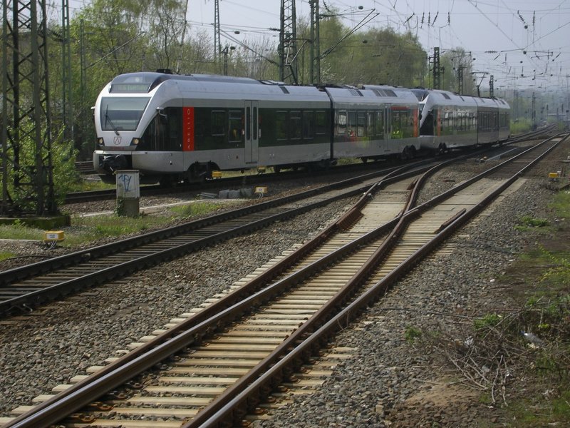 ABELLIO FLIRT Doppel als RE 16 alias ABR 99616/99646 von Essen Hbf. nach Iserlohn,der zweite Teil in Lethmate nach Siegen ,wird
im Bochumer Hbf. wegen Versptung auf Gleis 6 umgeleitet.(24.04.2008) 
