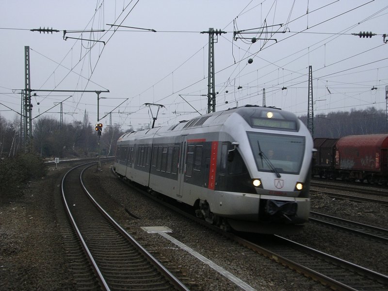 ABELLIO Flirt ET 23 in der Kurve in Bochum Ehrenfeld in Richtung Bochum Hbf.(29.01.2008)