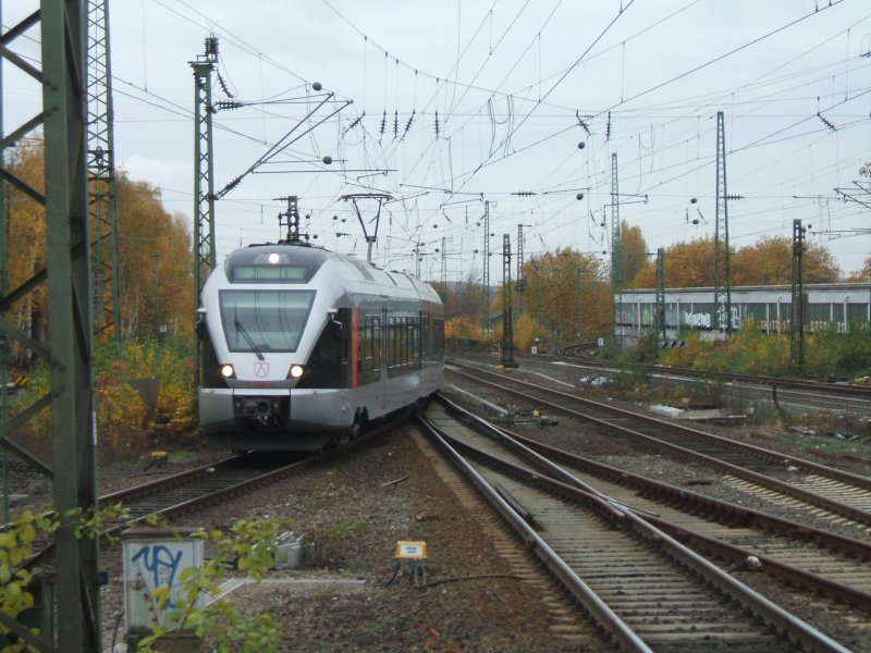 ABELLIO Flirt ,RB 40 (Essen-Hagen)in voller Lnge war ein Flop , statt plan gerade auf Gleis 5, bog er ausweichend auf Gleis 6 im Bochumer Hbf. ab. (04.11.2007)
  