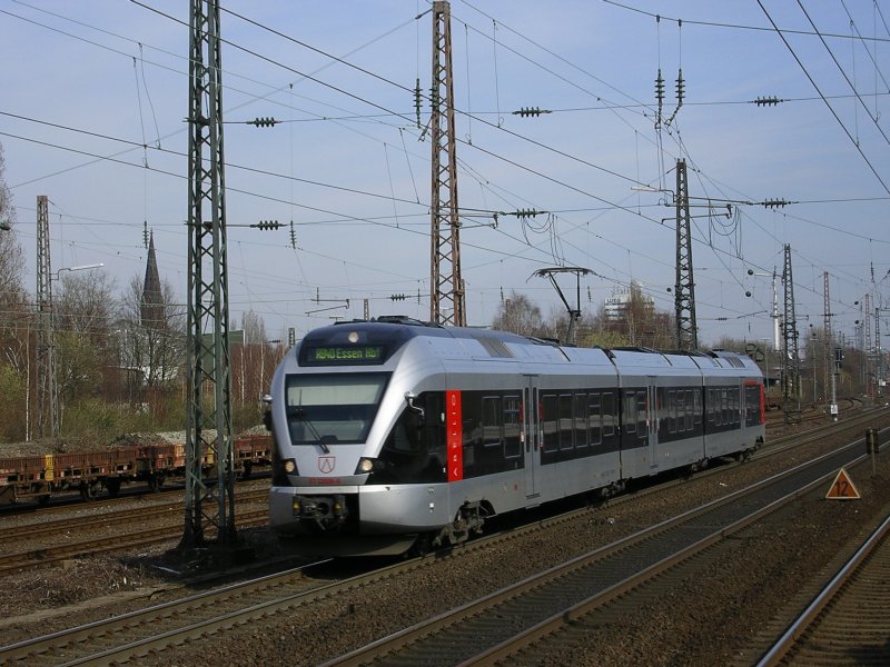 ABELLIO Flirt ,RB 40 Hagen - Essen Hbf., Durchfahrt in Bochum -
Ehrenfeld.(08.03.2008)