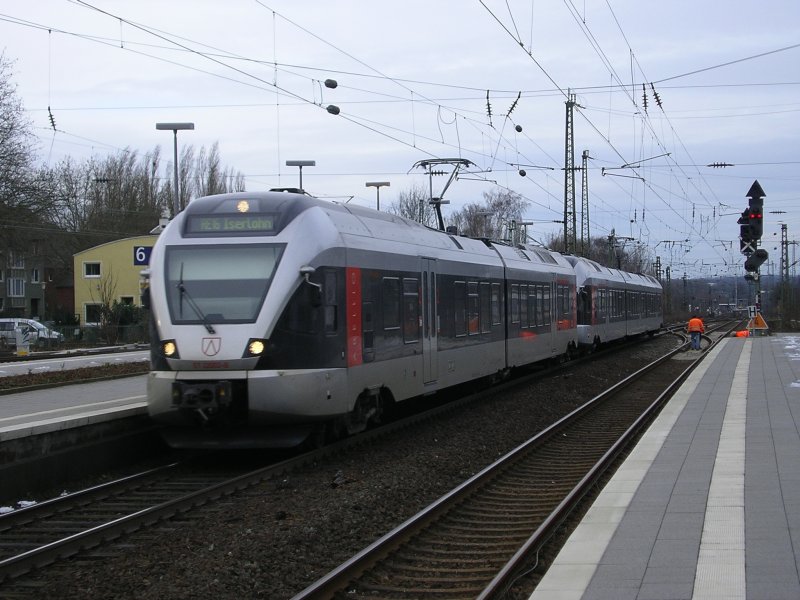 ABELLIO Flirt RE16 Essen-Siegen/Iserlohn f�hrt vorsichtig an den Bahnarbeitern im Bochumer Hbf. vorbei.(04.02.2008)