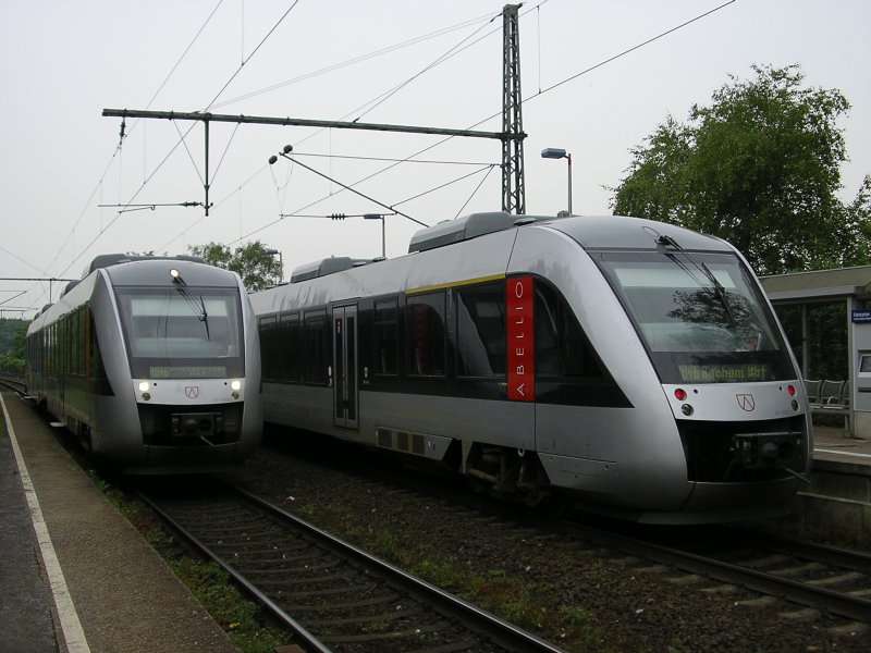 ABELLIO Lint VT 11 002 /ABR 86628 Nach Gelsenkirchen Hbf.,
Lint VT 11 001/ABR 86627 nach Bochum Hbf. in Bochumm Nokia beim
Halt in BO Nokia.(29.05.2008)