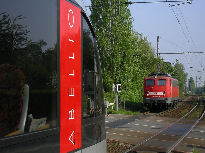 ABELLIO Lint,RB 46 , Nokiabahn nach Gelsenkirchen Hbf.,kreuzt in
Bochum Nokia die LZ fahrende 140 440-8 die auf dem Weg nach Bochum Langendreer ist.(03.05.2008)