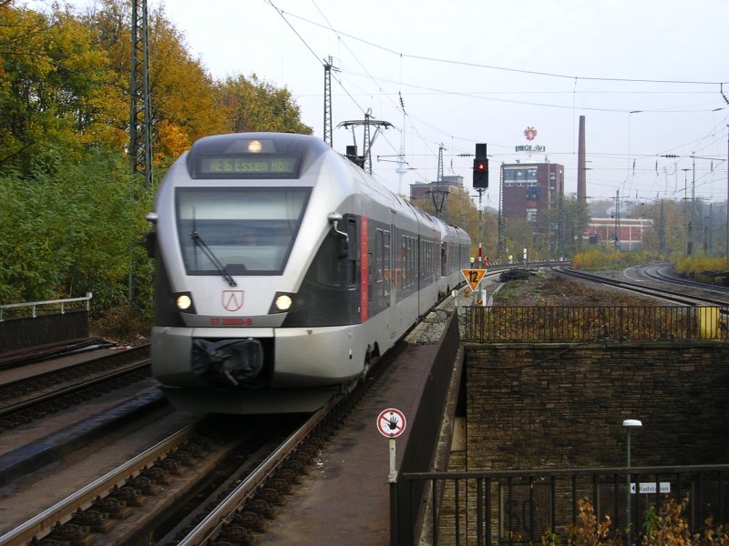 ABELLIO Stadler Flirt Doppel als RE 16,ABR 99609/99639 von Iserlohn und Siegen nach Essen Hbf.,Einfahrt in Bochum Hbf.
(04.2008)   