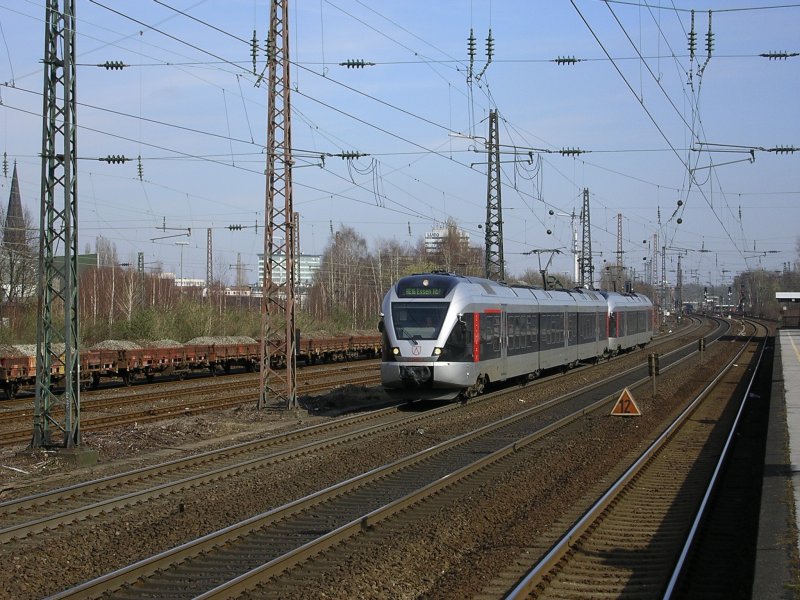 ABELLIO Stadler Flirt Doppel,1x2 teilig , 1x3 teilig,als RE 16 
von Iserlohn und Siegen,Zugkopplung in Lethmate auf dem Weg zum
Zielbahnhof Essen Hbf.,Durchfahrt in Bochum Ehrenfeld.(08.03.2008)