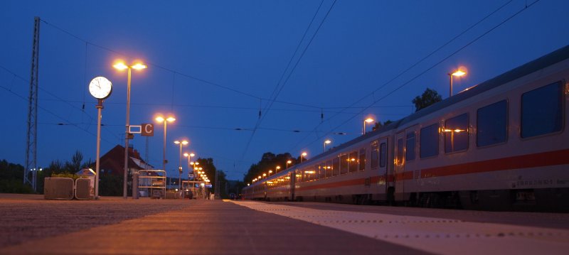 Abendaufnahme vom Bstg. im Ostseebad Binz. Da ich kein Stativ dabei hatte, diente der Boden als Stativ und somit ist dieses Bild in der Froschperspektive entstanden. Rechts steht der IC 2213 Ostseebad Binz - Stuttgart Hbf.