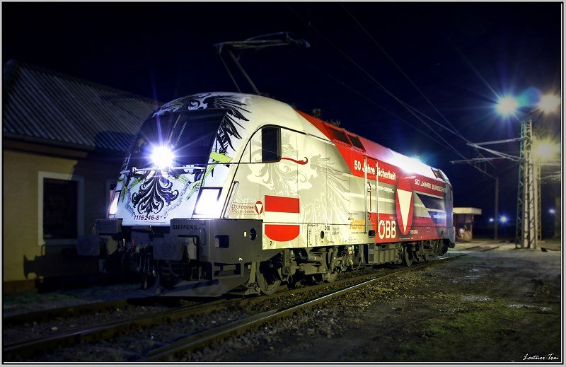 Abendaufnahme vom Bundesheer Taurus 1116 246 im Heizhaus Knittelfeld.Anschlieend bespannte er den Gterzug 42206 von St.Michael nach Wien Nordwestbahnhof.
9.11.2008