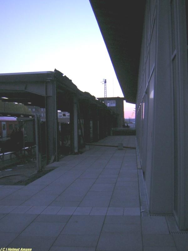 Abenddmmerung hinter dem Bahnhof Rsselsheim am 31.10.2005,
das neue Bahnsteigpflaster hat vom neuen Bahnhofsgebude
aus am rechten Bildrand das alte Bahnsteigdach erreicht,
im Hintergrund das denkmalgeschtzte Stellwerk.


