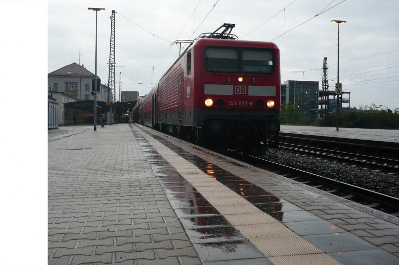 Abenddmmerung und Sprhregen am 14.05.09 in Reutlingen.
Soeben ist die 143 627-8 mit ihrem RE nach Stuttgart Hbf eingefahren und wird in Krze die Fahrt wieder aufnehmen.