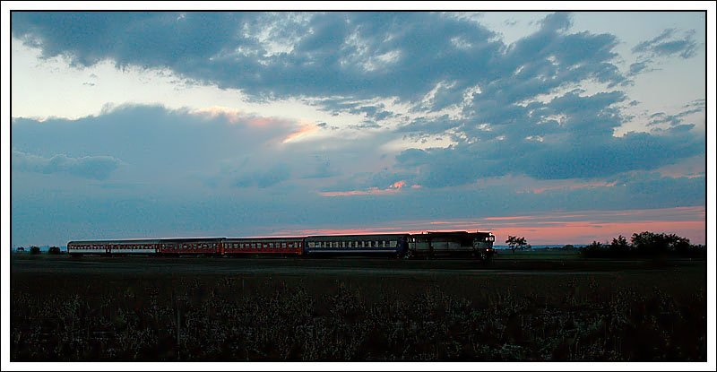 Abendimpression aus dem Marchfeld (dort kommt brigens das IGLO Gemse her). Die Sonne war am 25.8.2007 zu diesem Zeitpunkt schon unter gegangen, als ER 2542  Hummel  (Wien-Nove Zamky) an uns vorbei fuhr. Ab  Bratislava hl.st. fhrt dieser Zug als Os 4225 weiter.