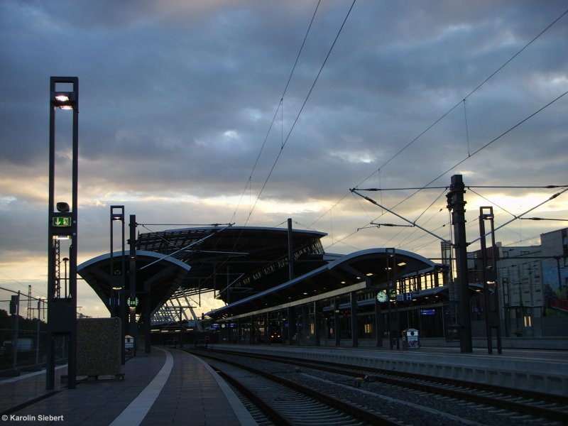 Abendliche Stimmung am 23.06.2007 im Erfurter Hauptbahnhof - zu sehen sind die neugestalteten Gleise 4 & 5 