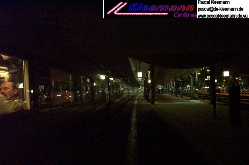 Abendliche Stimmung am Bahnhof Wilhelmshhe. 
Die Fahrgste sitzen zufrieden in ihrem ICE 2 und warten auf die Weiterfahrt nach Hamburg-Altona.
Der Fotograf (ich) muss frieren (und wrde viel lieber mit den 1. Klasse-Pasagieren da drin tauschen.