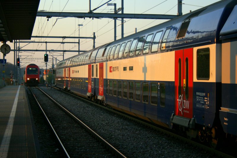 Abendliche Zugskreuzung zweier S3 in Fehraltorf am 7.11.2008. 