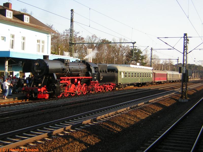 Abendlicht lag bereits auf dem Bahnhof Neu-Isenburg, als 52 4867 am 03.04.2005 mit dem letzten Sonderzug anllich der Feierlichkeiten des 100jhrigen Bestehens der Dreieichbahn angekommen war und auf die Heimfahrt nach Frankfurt am Main wartete, wo die Lok bei der Historischen Eisenbahn beheimatet ist. 