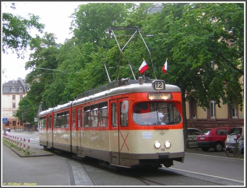 Abends fand am 17.06.2007 auch in Frankfurt am Main eine Stra�enbahn-Sonderfahrt statt, anl��lich der Stilllegung der Schleife am Pr�fling f�hrte der Verein Historische Stra�enbahn der Stadt Frankfurt am Main eine Abschiedsfahrt durch. In der Nacht von 17. auf 18.06.2007 sollte nach Betriebsschlu� der Fahrdraht abmontiert werden. Der Museumstriebwagen 112 (ex 812) der Bauart N Baujahr 1963 stand hier an der Einfahrt in die Wendeschleife an der Weiche, an der das zweite Gleis abzweigt.