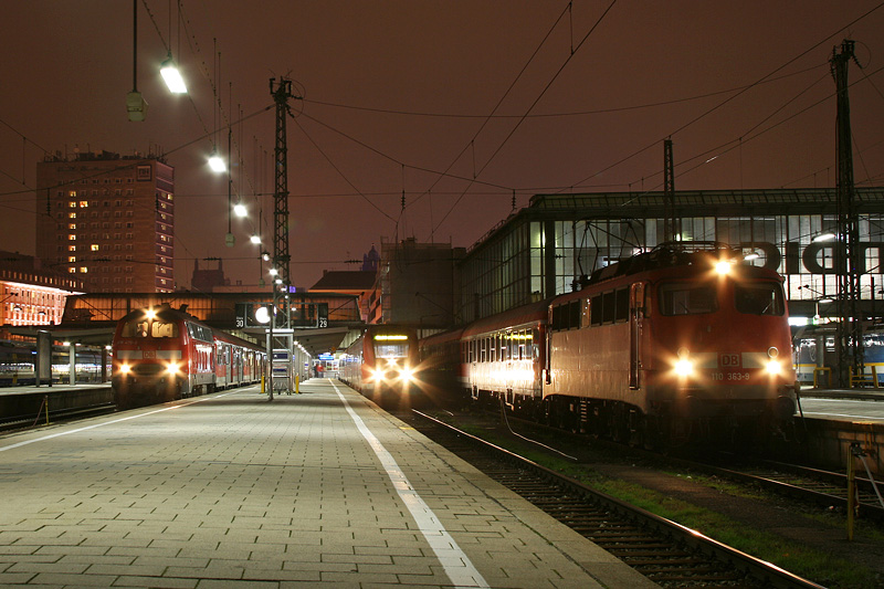 Abends in Mnchen Hbf: 110 363 steht mit einer RB Richtung Mittenwald bereit, daneben wartet eine Doppeltraktion 612 und links steht 218 475 mit RE 32996 zur Abfahrt Richtung Buchloe bereit. Aufgenommen am 31.10.2009.