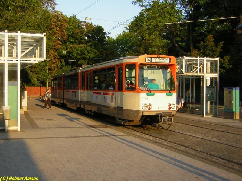 Abendsonne lag am 31.08.2005 auf der Haltestelle Zoo, als 
der 3. Zug der Linie 14 mit Pt-Triebwagen 657 in Richtung 
Bornheim / Ernst-May-Platz einfuhr. Auff�llig sind an dem 
Fahrzeug die Schutzvorrichtungen an den Scheibenwischern, die
im Gegensatz zur alten Farbgebung des Triebwagens bereits in 
der neuen Farbgebung der Verkehrsgesellschaft Frankfurt lackiert
sind.