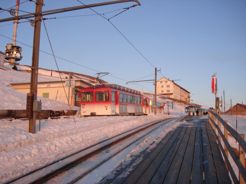 Abendstimmung am 08.01.2008 auf der Knigin der Berge

BDhe 4/4 22 mit Bt 32 und Kk 23 auf Rigi Kulm als Kurszug 1152 nach Vitznau.
Im Hintergrund BDhe 2/4 13 mit Bt 23 und Kk 63 als Kurszug 170 nach Goldau
