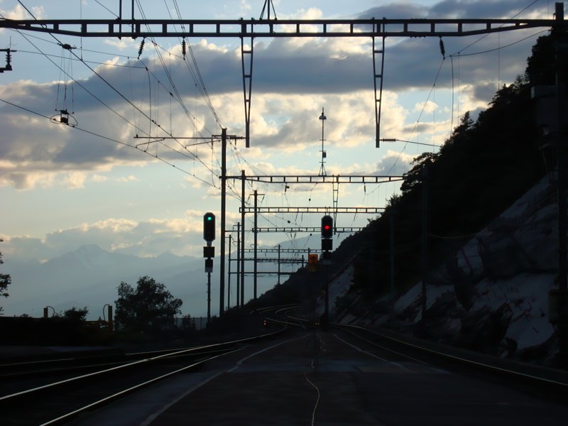 Abendstimmung am 16.6.2007 in Hohtenn.Es ist eine seltsame Stimmung, es ist ruhig geworden.Es fuhr schon seit zwei Stunden kein Gterzug mehr durch.Das LBT Erffnungsfest scheint vorbei zu sein und die Gterzge rasen nun untendurch. Ein Signal steht jedoch auf grn, doch es wird nur der Regionalzug nach Goppenstein kommen...