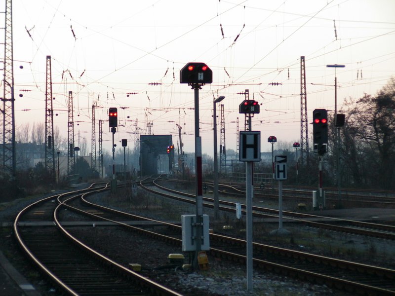 Abendstimmung am Bahnhof Kehl am 2. Januar 2009. Blickrichtung nach Strasbourg mit der Rheinbrcke im Hintergrund.