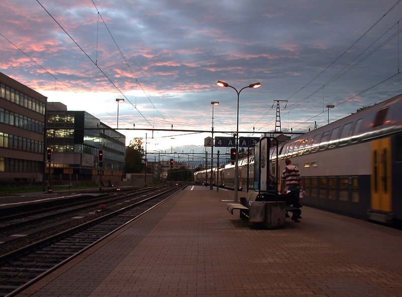 Abendstimmung am Bahnhof Wallisellen. (03.10.2006)