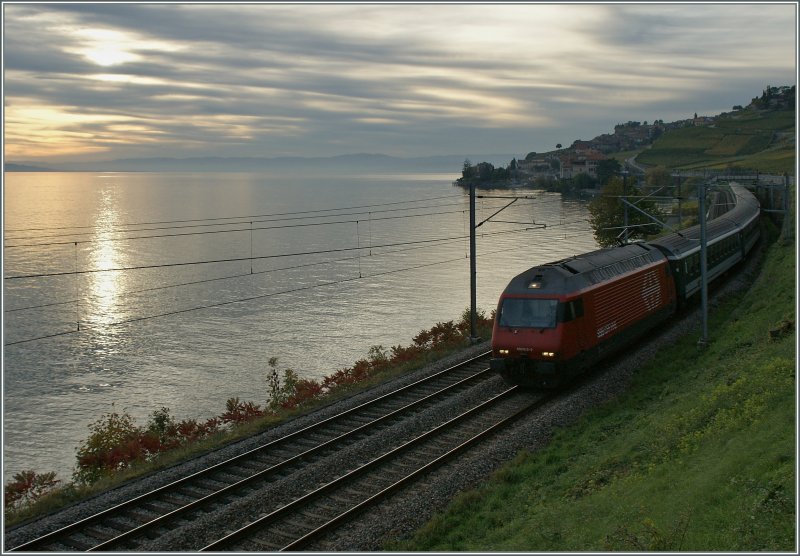 Abendstimmung am Lac Lman.
Re 460 072-2 mit IR zwischen Rivaz und St-Saphorin am 17. Okt. 2012