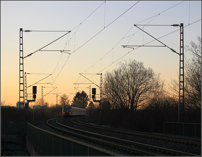 Abendstimmung an der S-Bahnstrecke nach Schorndorf bei Endersbach. 

18.02.2009 (M)