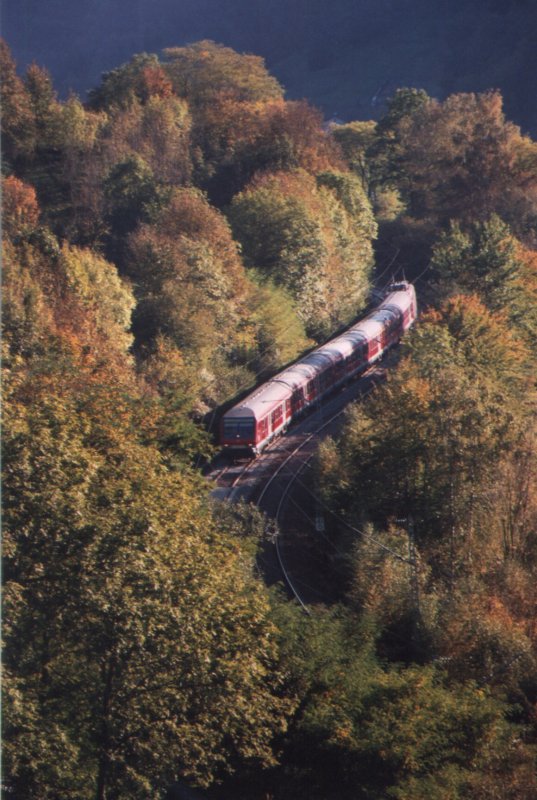 Abendstimmung an der Schwarzwaldbahn im Herbst: hier gleitet unterhalb des Rebbergtunnels (km 41,0) ein talwrtsfahrender 
Inter-Regio-Express hinab nach Gutach. 