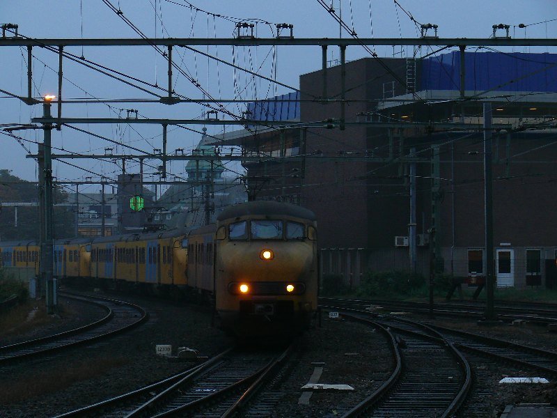 Abendstimmung in Arnhem:
In Dreifach-Traktion fahren die 3 Elektrotriebwagen NS-819 +NS-945 +NS-890 vom Typ Plan-V am 03.10.07 als IC nach Nijmegen(Nimwegen).

Hier bei der Einfahrt in Arnhem-Centraal (Arnheim-HBf).
03.10.2007