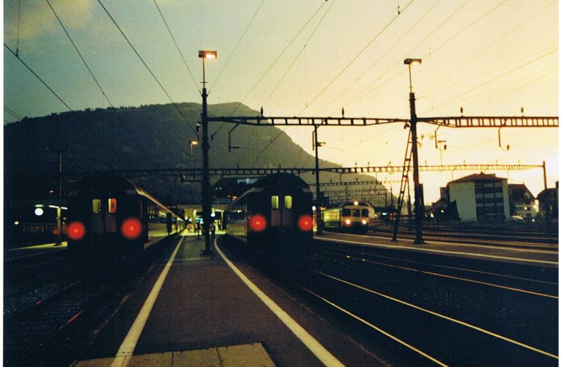 Abendstimmung in Arth-Goldau im Sommer 2003 vor der Kulissse der Rigi: Links steht der IR nach Luzern-Basel, rechts der EC nach Zrich und ein alter BDe 4/4 Pendelzug steht rechts vom EC.