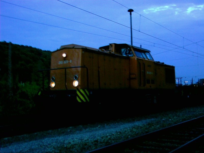 Abendstimmung im Bahnhof Groheringen, BR 293 023-8 der MTEG aus Richtung Saalfeld kommend, abfahrbereit in Richtung Erfurt. Aufgenommen am 25.09.2006 um 19:10 in Groheringen.