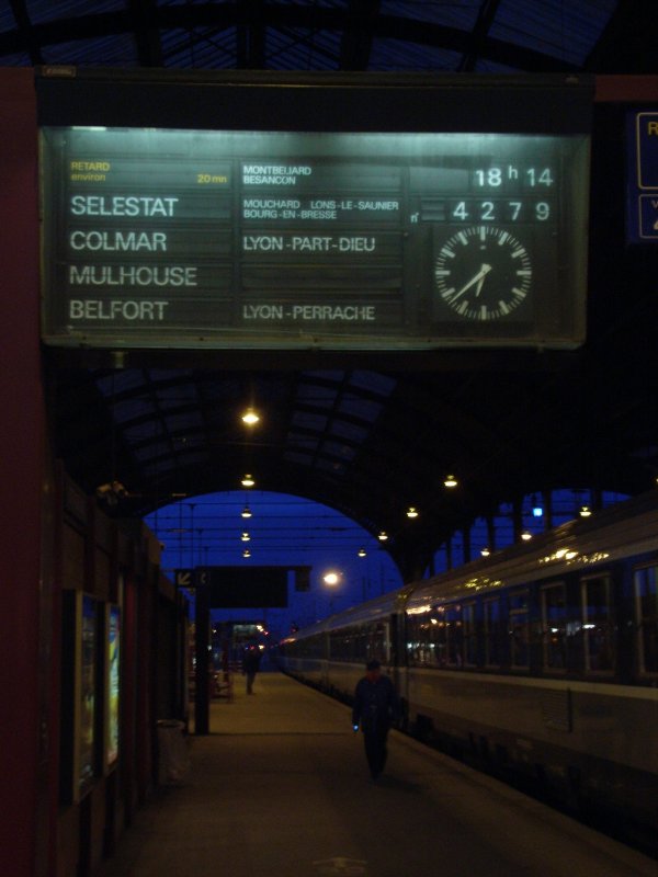 Abendstimmung in der Bahnhofshalle des Straburger Hauptbahnhofs.
Soeben hat der Schnellzug 4279 Richtung Lyon endlich grnes Licht erhalten und fhrt mit 23 Minuten Versptung los.

03.03.2007 Strasbourg
